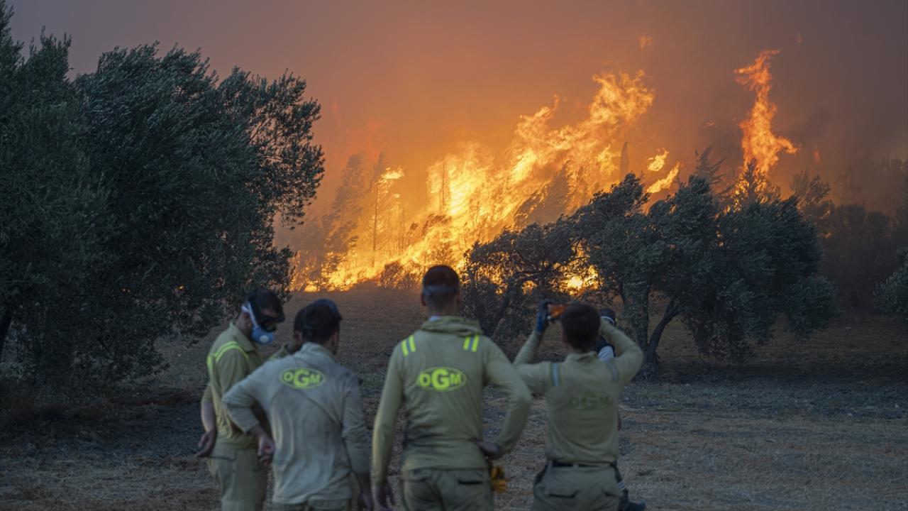 Çanakkale'de çıkan orman yangınına müdahale sürüyor