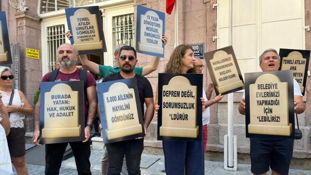 İzmirli kooperatif mağdurlarından büyükşehir önünde mezar taşlı eylem