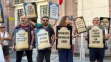 İzmirli kooperatif mağdurlarından büyükşehir önünde mezar taşlı eylem