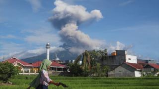 Endonezya'daki Marapi Yanardağı yeniden kül püskürttü