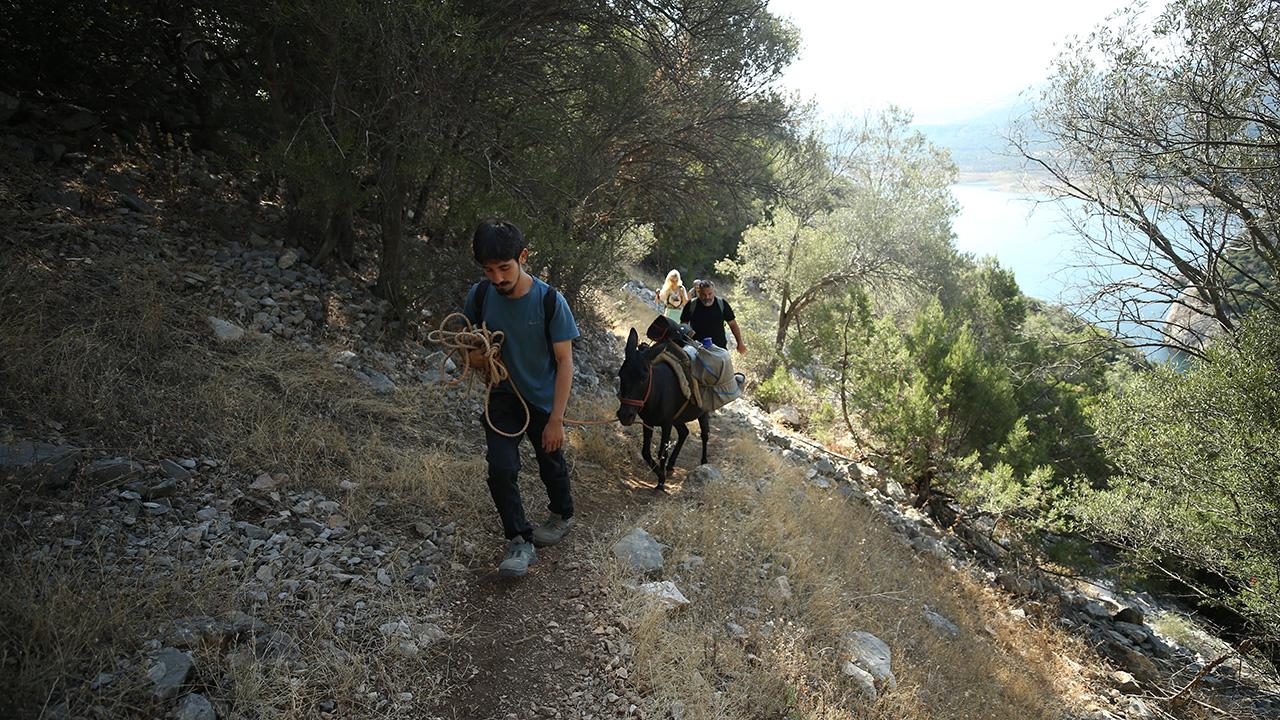 Arkeologlar, eşeklerle su taşıyarak Andık Mağarası’nda geçmişin izini sürüyor