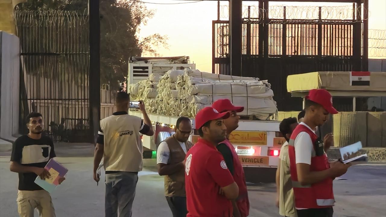 İnsani yardım taşıyan tırlar Gazze'ye giriş yaptı