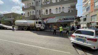 Freni boşalan arazöz park halindeki 2 araca ve iş yerine çarptı