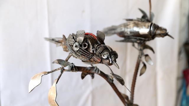 Doğa bilinci için metal atıklarla nesli tükenen Kauai kuşu heykeli yaptı