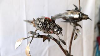 Doğa bilinci için metal atıklarla nesli tükenen Kauai kuşu heykeli yaptı