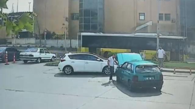 İETT otobüsünden kopan parça istasyondakilerin üzerine böyle savruldu