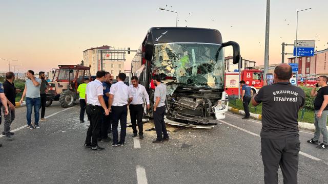 Erzurum'da yolcu otobüsünün traktöre çarpma anı güvenlik kamerasında