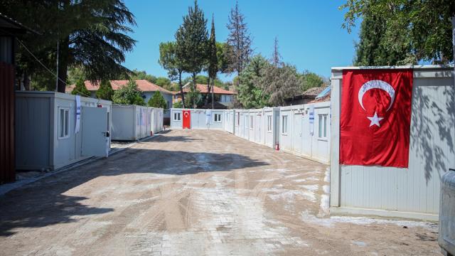Balıkesir Sındırgı'daki depremde evleri zarar gören vatandaşlar için konteynerler kuruluyor