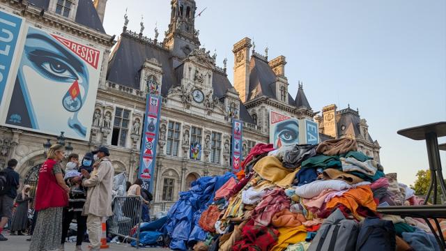 Paris Belediyesi önünde çadır kuran evsiz göçmenler tahliye edildi