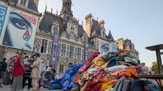 Paris Belediyesi önünde çadır kuran evsiz göçmenler tahliye edildi