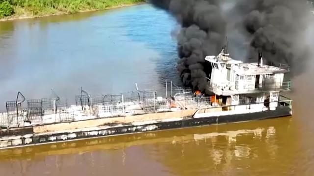Peru'da yakıt yüklü gemi yandı