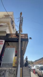 Onarmak için çıktığı elektrik direğinde akıma kapılarak yere düştü