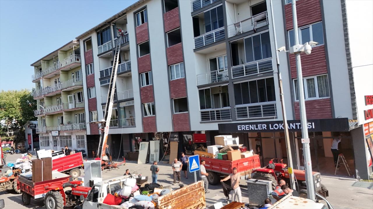 Balıkesir'in Sındırgı ilçesinde deprem sonrası hasarlı binalardan taşınma sürüyor