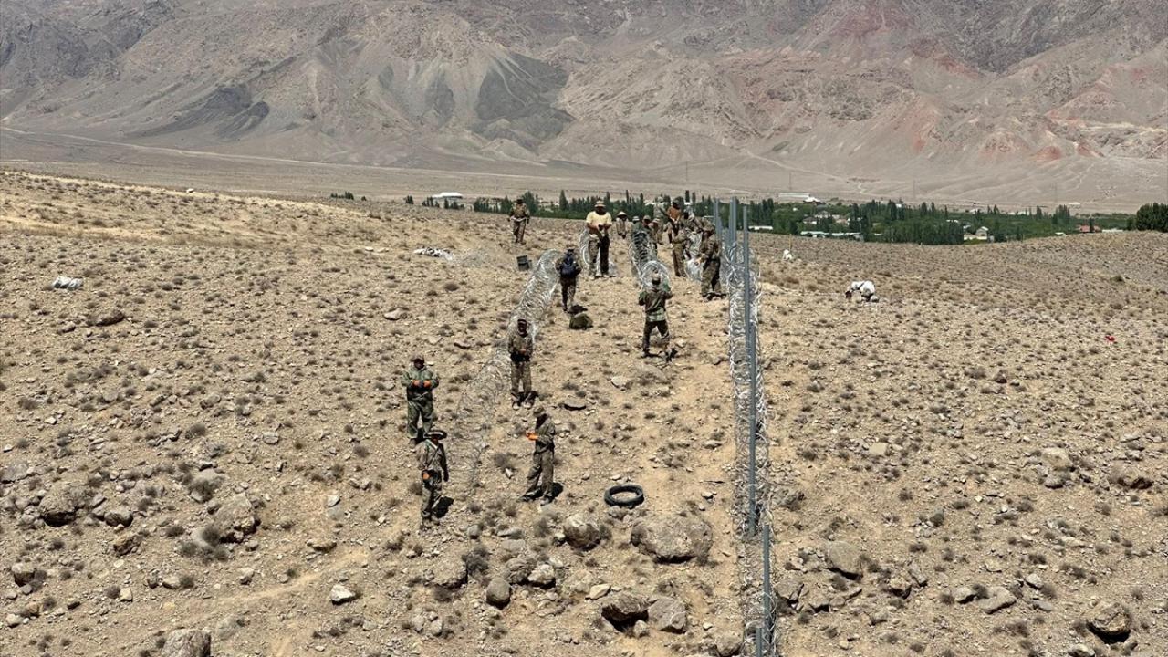 Kırgızistan, Tacikistan sınırına tel örgü çekme çalışmalarına başladı