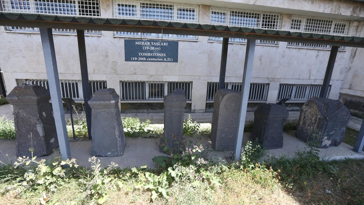 Ani`de Selçuklu mezarlığında yapılan kazı çalışmasında "sanduka" tipi mezarlar gün yüzüne çıkartılıyor