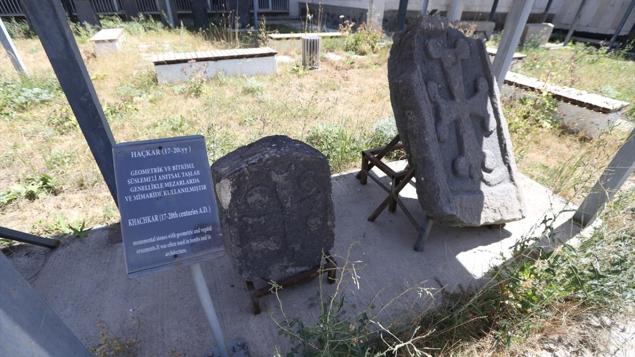 "Bu coğrafyada her medeniyete ait mezar taşını görmeniz mümkün"