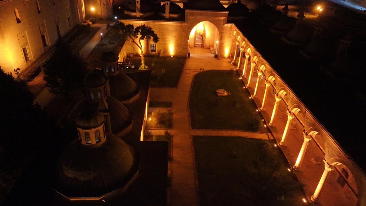 Gece farklı bir havaya bürünüyor