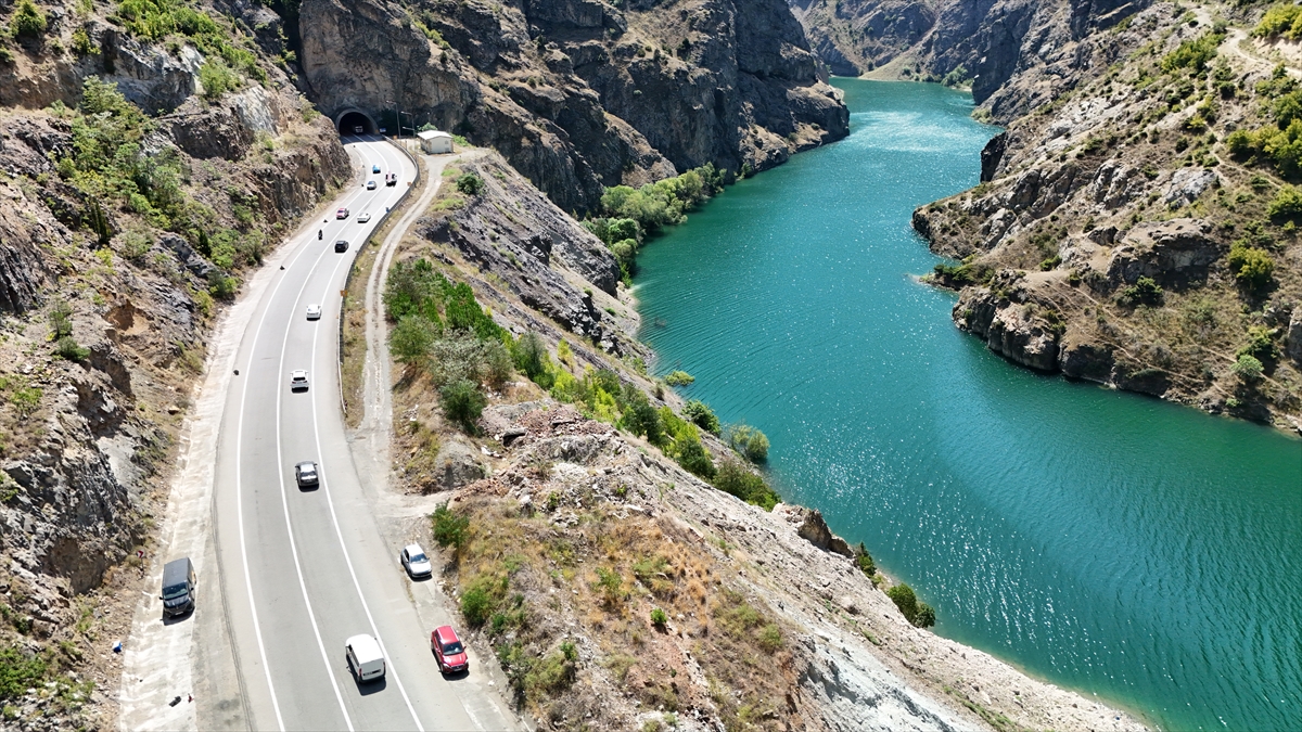 Artvin'de trafik güvenliği için yamaçlarda kaya temizliği yapıldı