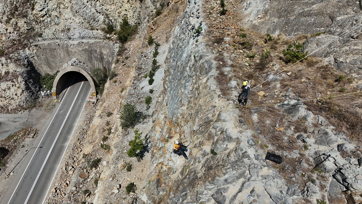 Artvin'de trafik güvenliği için yamaçlarda kaya temizliği yapıldı