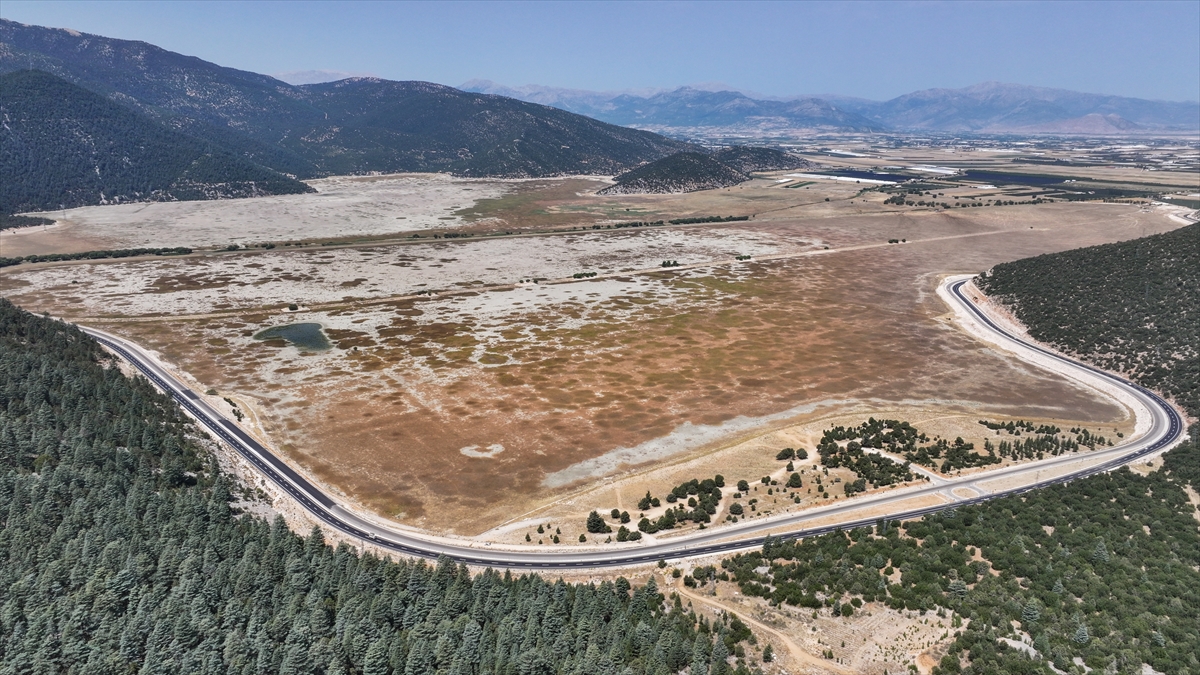 "Gölün oluşturduğu lokal iklim Türkiye`nin en önemli sedir ormanlarına hayat veriyor"