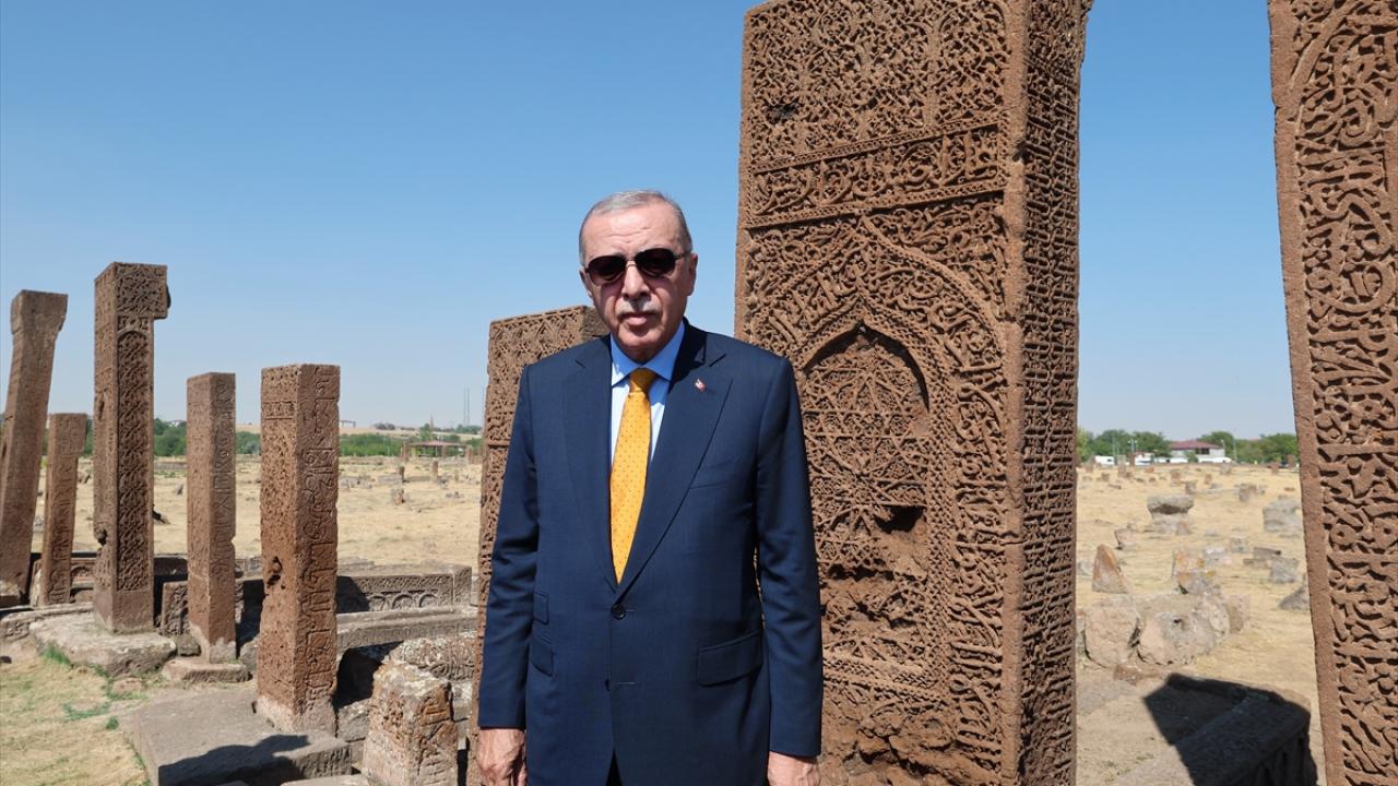 Cumhurbaşkanı Erdoğan, Selçuklu Meydan Mezarlığı`nı ziyaret etti