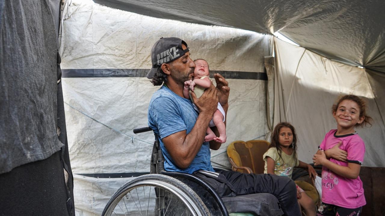 Gazze`de karın doyurmak zor iş