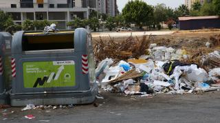 Adana'da vatandaşların "çöp" tepkisi: Evlerimizden böcek çıkıyor