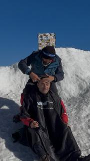 Ağrı Dağı'nın zirvesinde tıraş