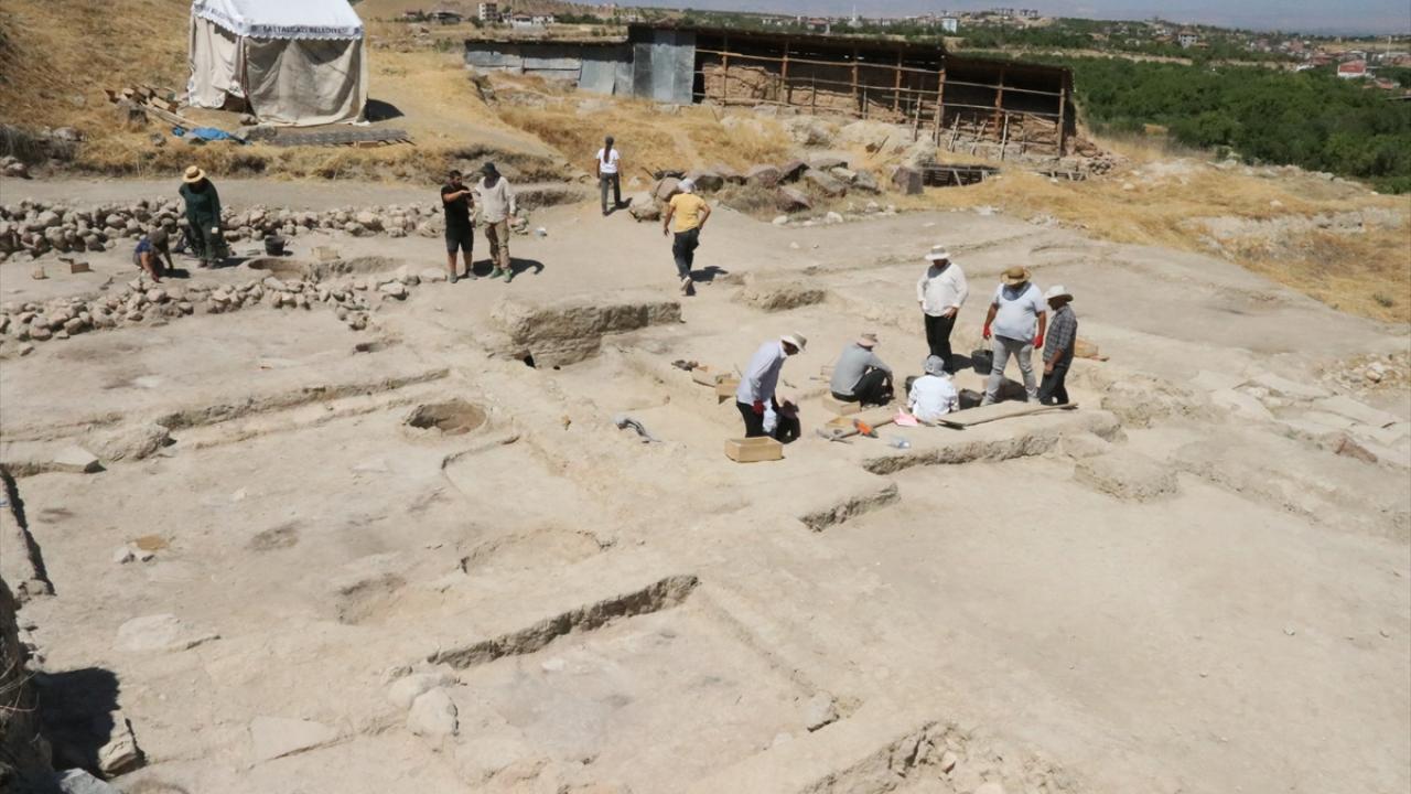 Depremde hasar alan Arslantepe Höyüğü'ndeki kale duvarları onarılıyor