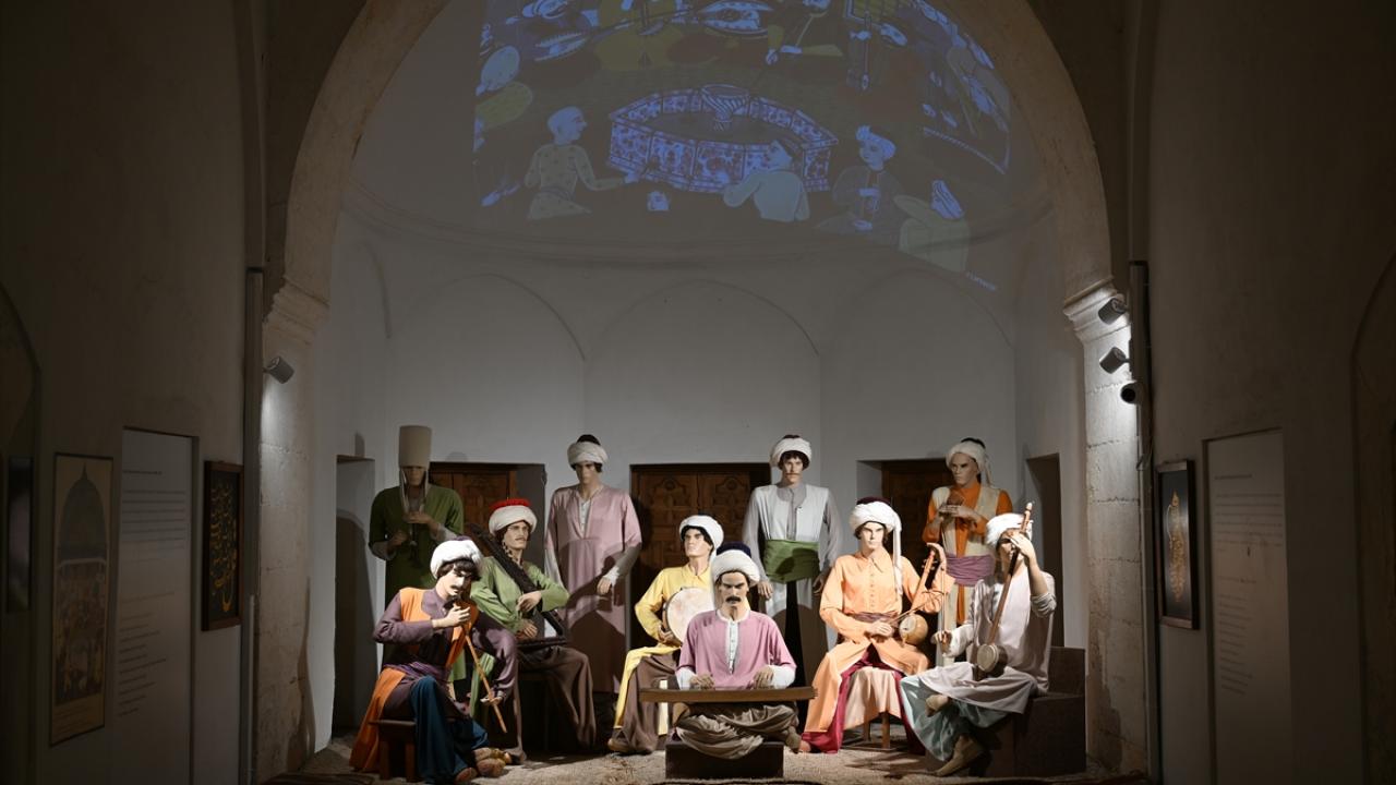 Edirne'deki Sağlık Müzesi gece saatlerinde de ziyaretçilerini ağırlıyor