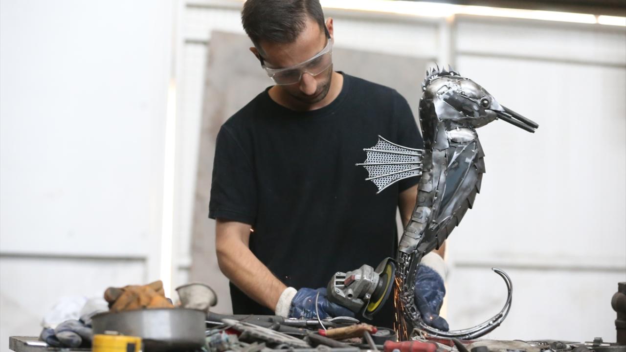 Hurda metallerden deniz canlılarının heykelini yaptı