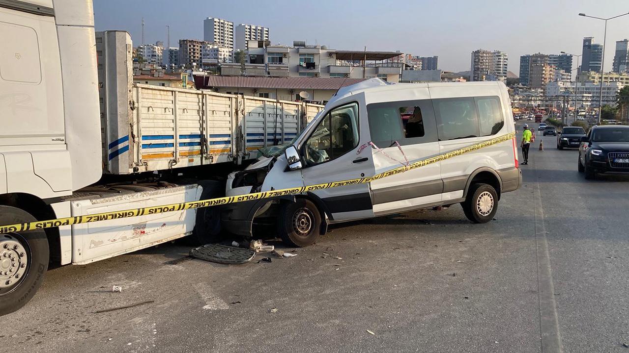 Minibüs öğrenci taşıyordu, tıra çarptı: 2 ölü, 10 yaralı
