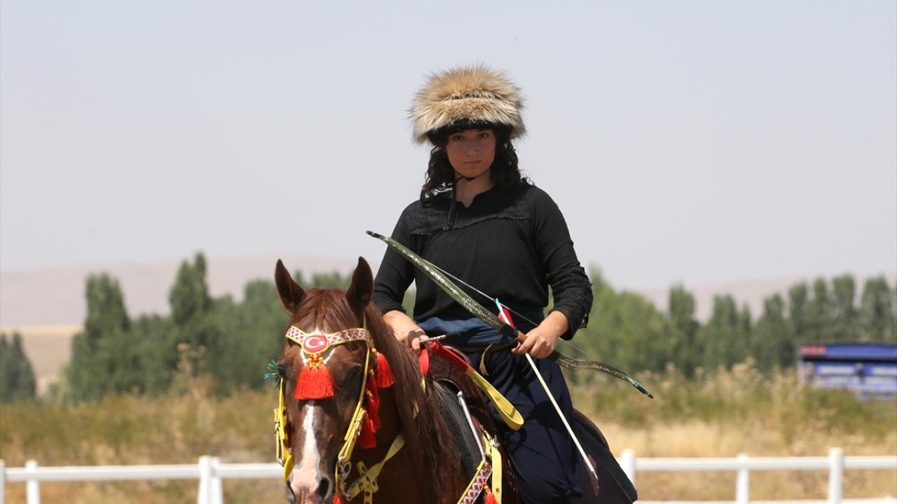"Kadın süvariler" atlı okçuluğu geliştirerek ecdadın izinden gidiyor
