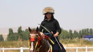"Kadın süvariler" atlı okçuluğu geliştirerek ecdadın izinden gidiyor