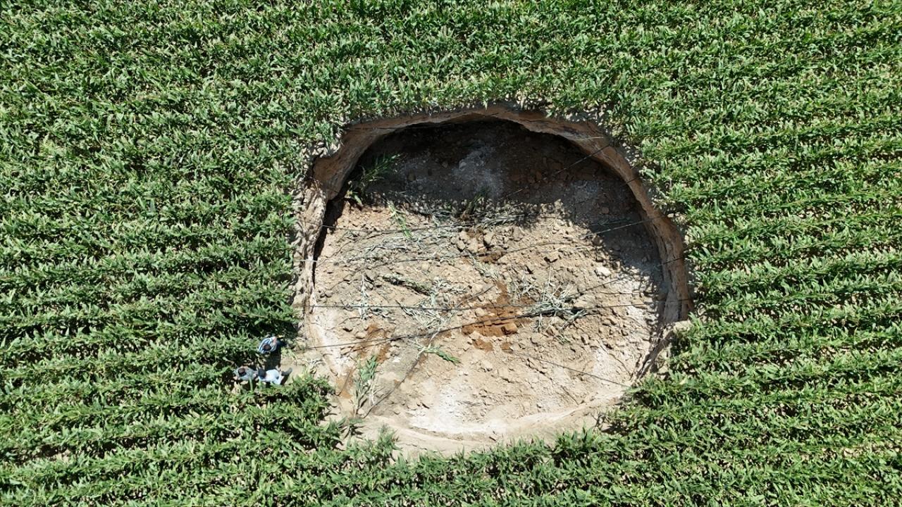 Karaman'da mısır tarlasında obruk oluştu