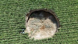 Karaman'da mısır tarlasında obruk oluştu