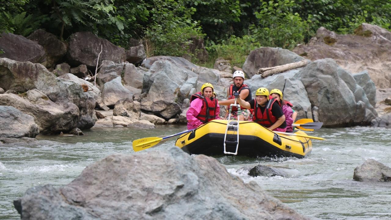 Rize'de yerli ve yabancı turistlerin rafting keyfi