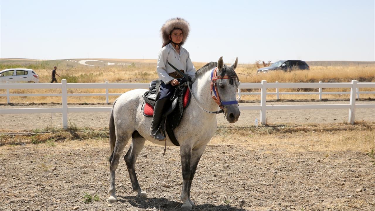 Genç sporcu Şahan Emir, at üstündeki başarısıyla göz dolduruyor