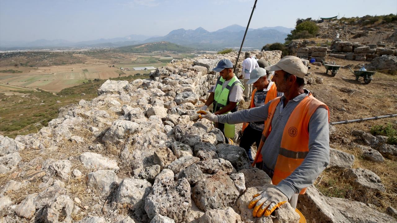 Sillyon Antik Kenti'nde birçok dönemin izlerini taşıyan ana cadde ortaya çıkarıldı
