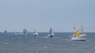 Türk donanması Boğaz geçişine hazırlanıyor