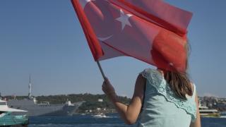 İstanbul Boğazı'ndaki geçit törenine vatandaşlardan yoğun ilgi
