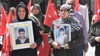 Vanlı aileler DEM Parti binası önündeki "evlat nöbeti"ni sürdürdü