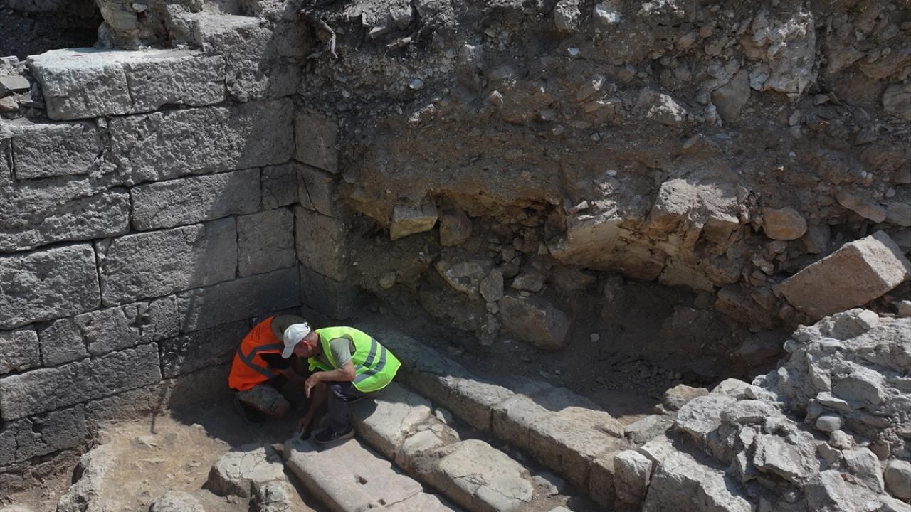 "Giriş ve merdiven restorasyon görmüş çünkü savaş izleri mevcut"