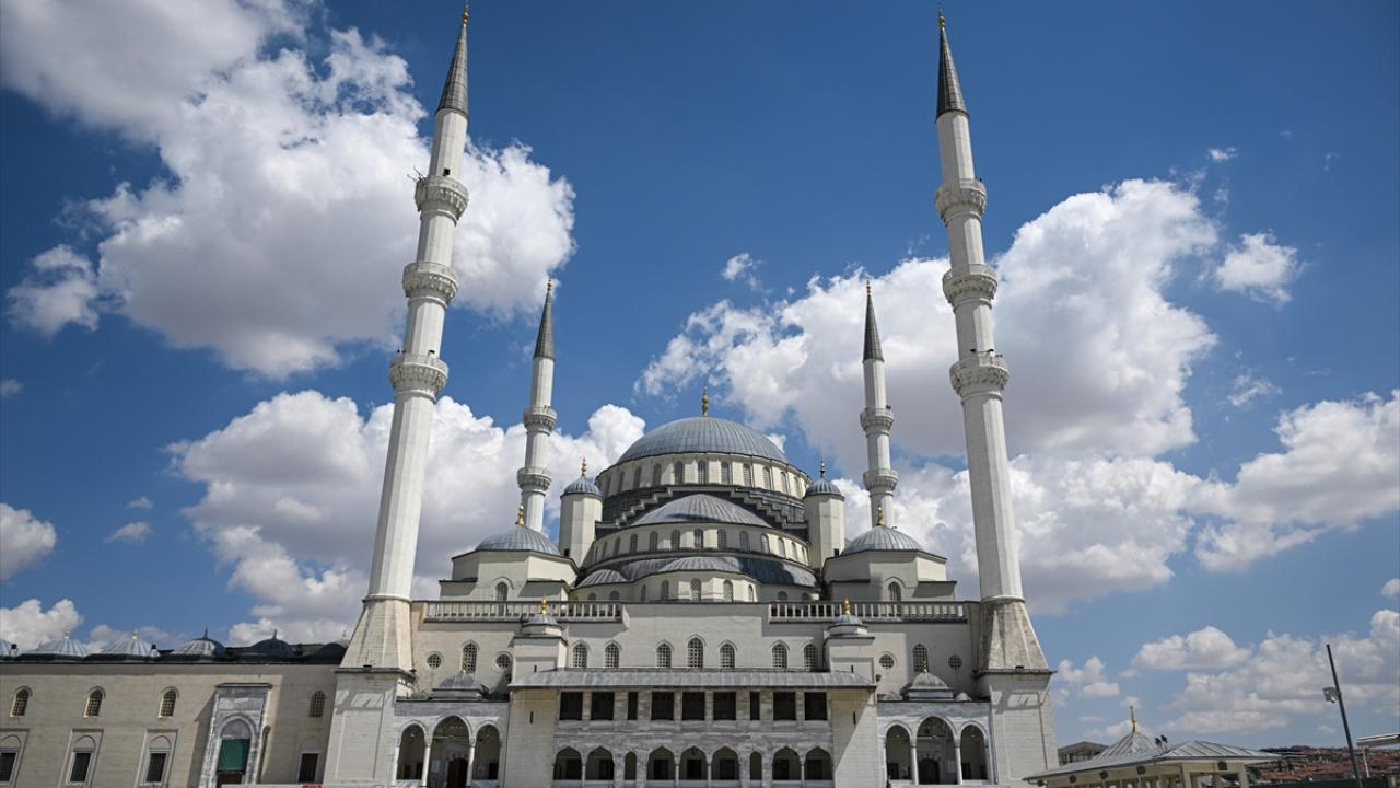 Kocatepe Camii, Selimiye ve Sultanahmet`in izlerini taşıyor