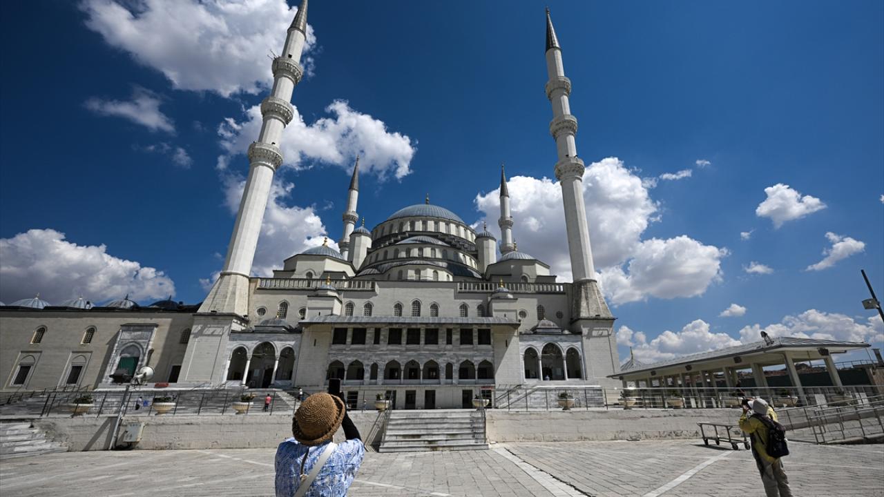 15 Temmuz'da ilk selanın okunduğu Kocatepe Camii, ibadete açılalı 38 yıl oldu