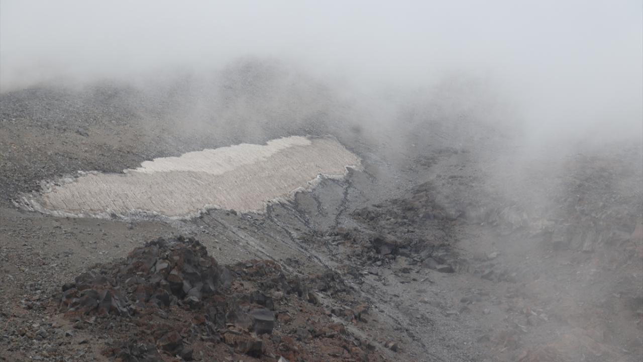 "2075 yılında zirvede küçücük bir buzul kalacak gibi görülüyor"