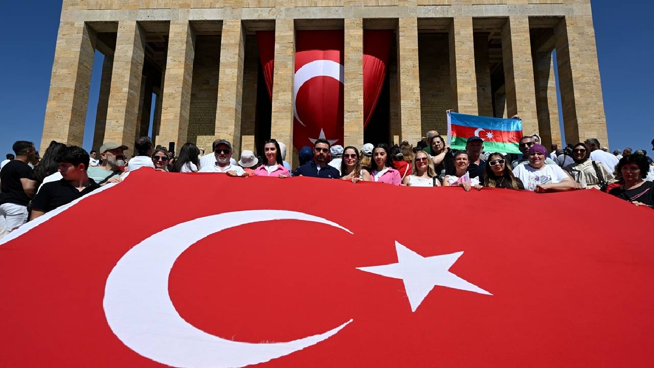 Vatandaşlar Ata'nın huzurunda