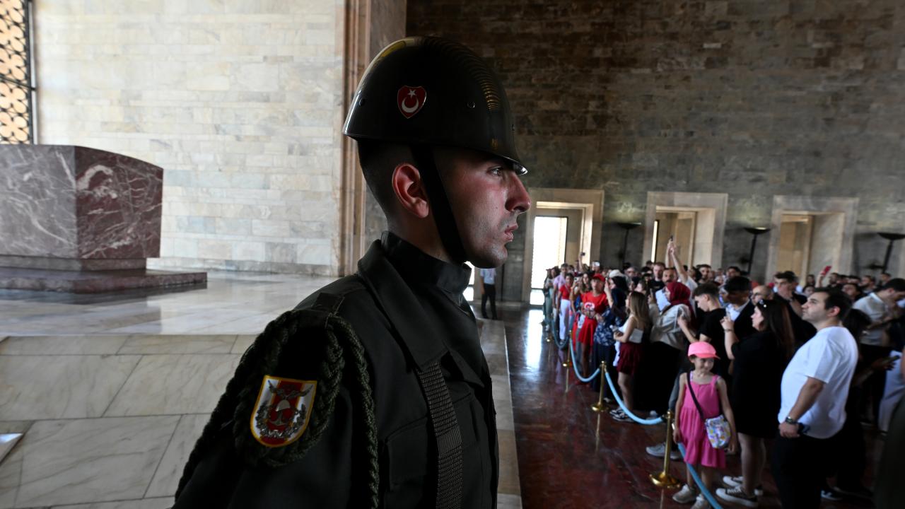 Vatandaşlar Ata'nın huzurunda