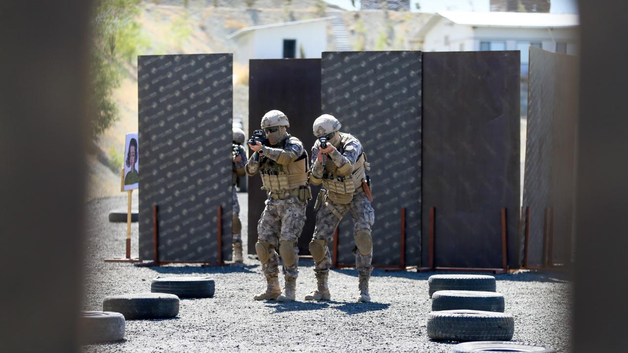 Atış, taktik araç ve ilk yardım eğitimlerine katılıyorlar