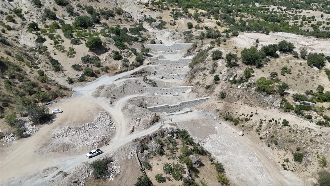Sel felaketi yaşayan Adıyaman'ın Tut ilçesinde dere yatakları düzenleniyor